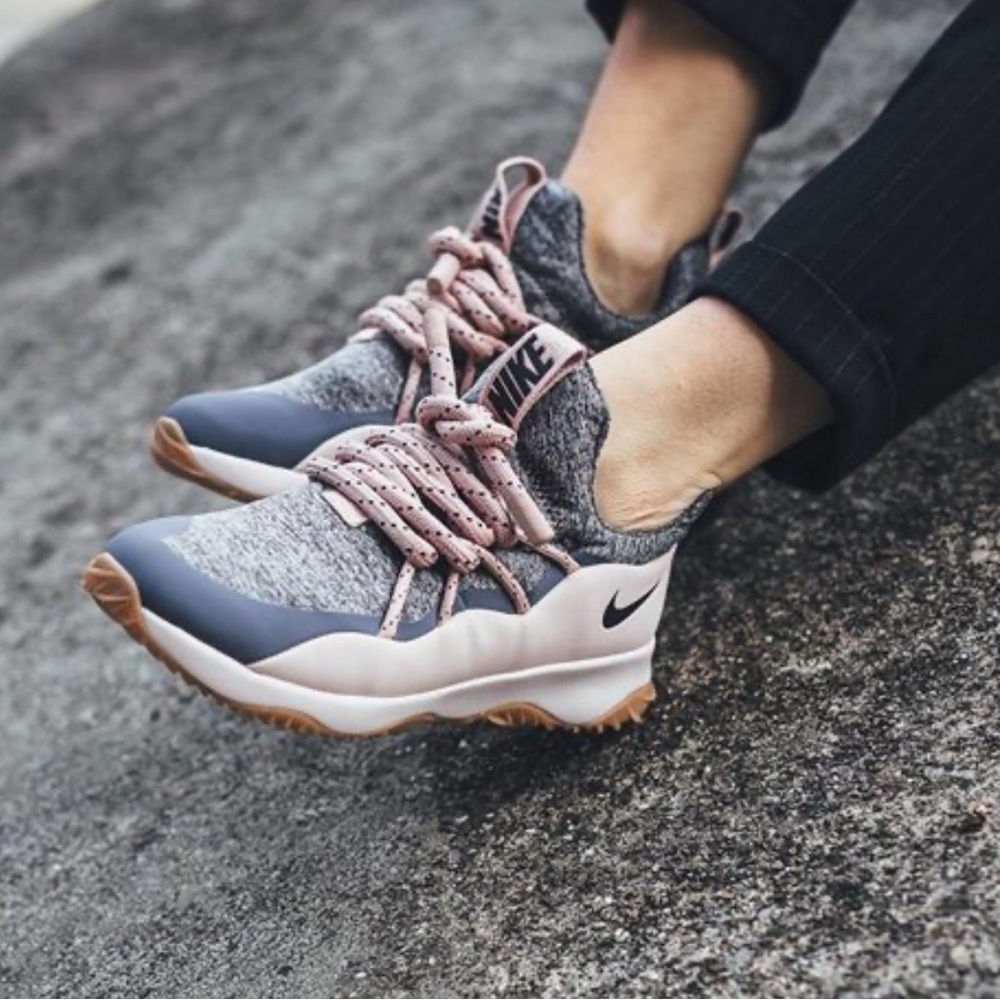 Nike Sneakers Women’s 5.5 City Loop in Silt Red